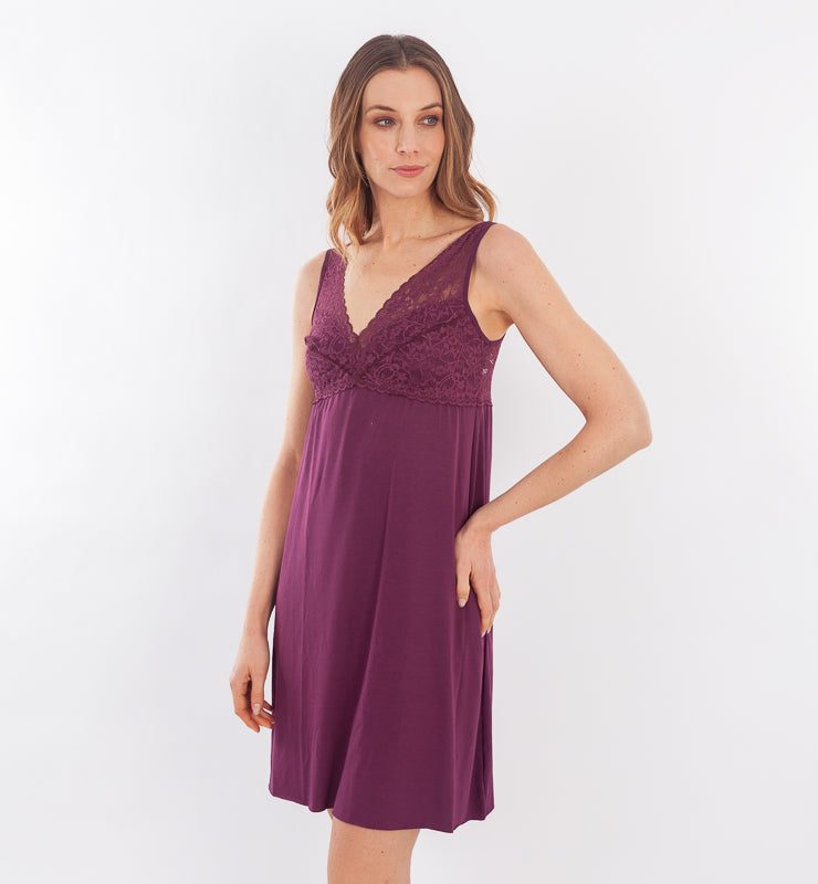 Nightwear in natural fabric and biodegradable lace